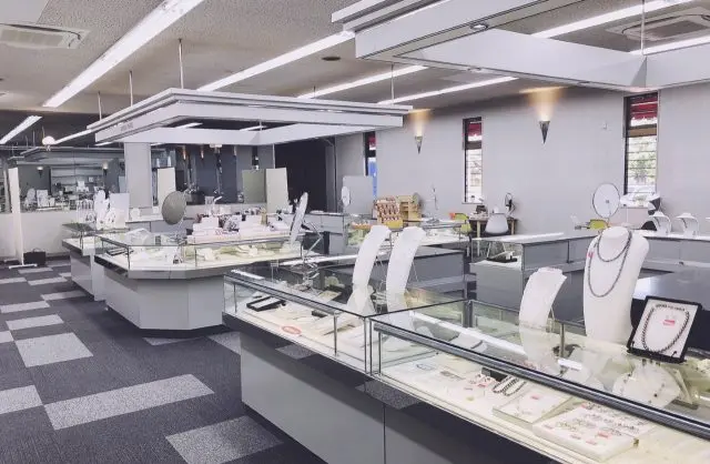 店内にはさまざまな真珠のアクセサリーが揃う