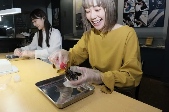 アコヤ真珠取り出し体験。女性ばかりでなく、男性や子どもも夢中になる