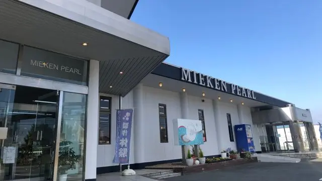 バス旅行など団体旅行にも対応できる広い店内と駐車スペースを完備