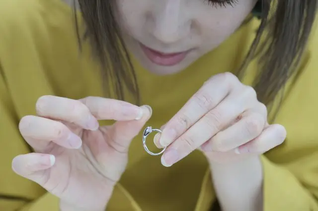 リングにパールを付ける作業は思わず目が真剣になる