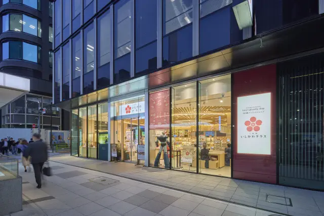 The shop facing Yaesu-dori Street is also conveniently accessible from Tokyo Station.