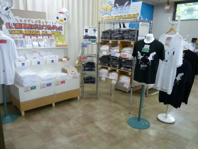 馆内设有纪念品商店，不妨来选购丹顶鹤周边商品当作纪念吧