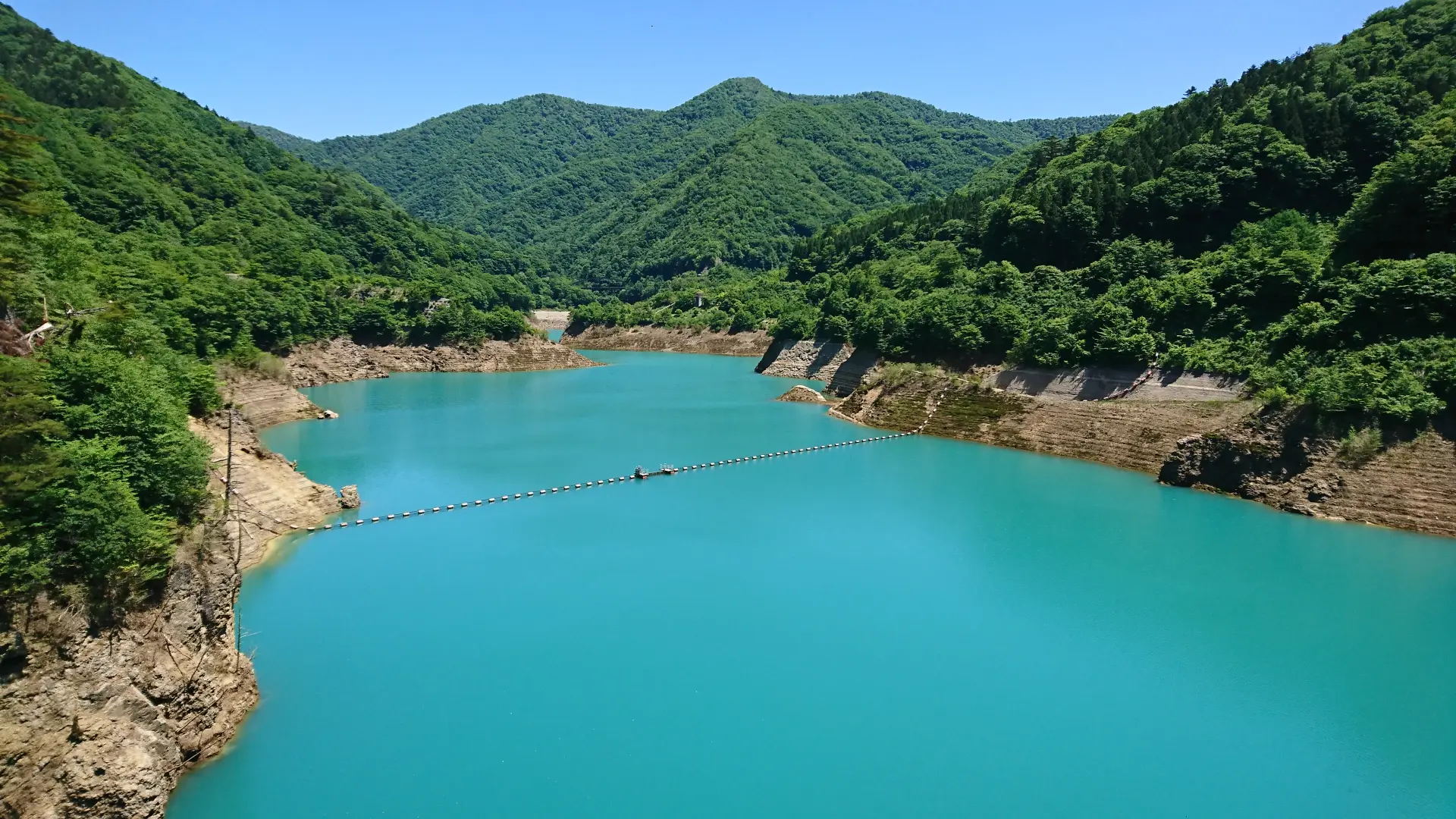 奥 四 万 湖