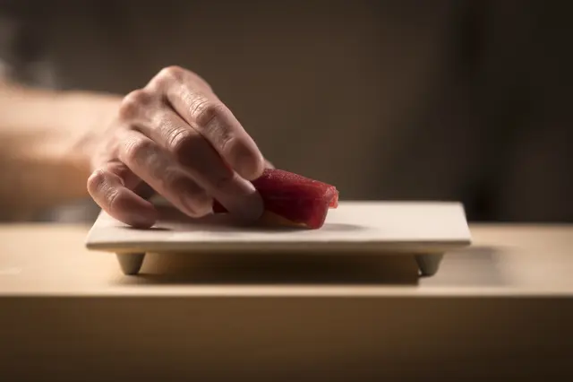 Experience the elegance of Edomae tradition while savoring seasonal flavors and sushi culture from all over Japan