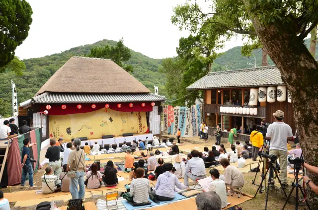 在国家指定的重要有形民俗文化财「中山舞台」演出