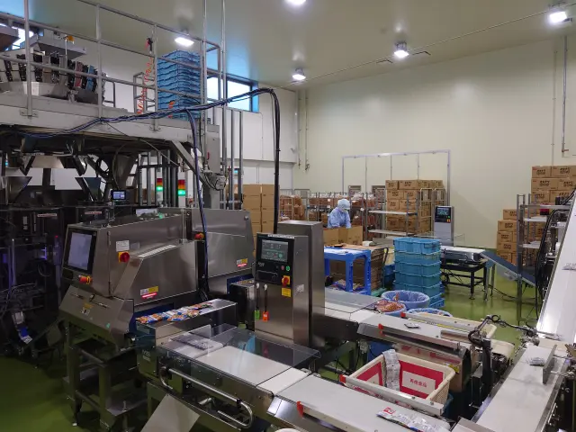 制造「冲绳啤酒坚果」的工厂