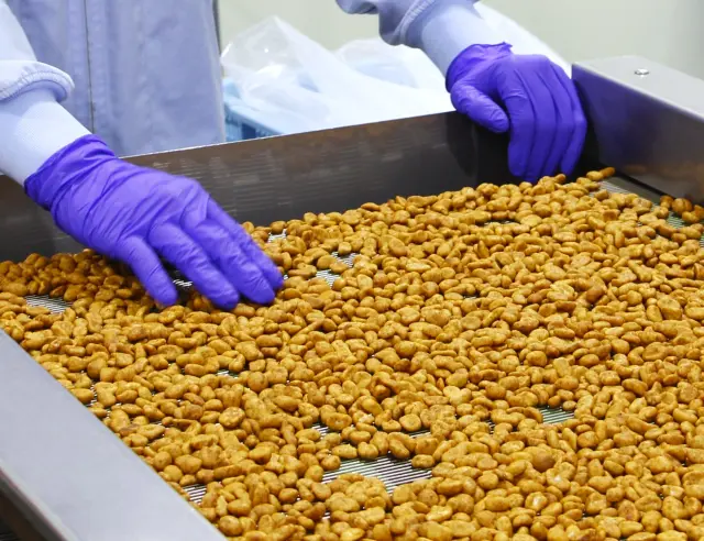 细致控管坚果的烘焙程度与外衣裹覆状态