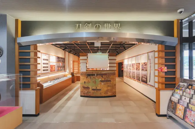 "The World of Swords" exhibit, offering clear explanations ideal for beginners ©Okayama Prefectural Tourism Federation