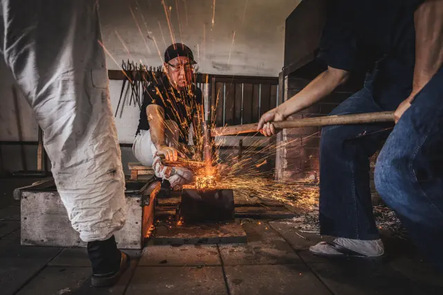 "Public Traditional Forging," an event showcasing the folding-forging process of sword-making ©Okayama Prefectural Tourism Federation