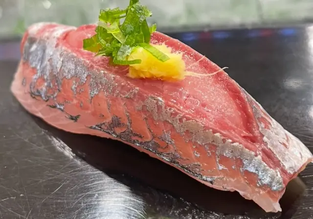 旬のネタをコスパ抜群の「おまかせセット」などで楽しめる