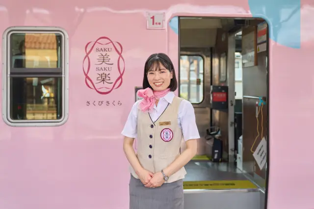 走行中は車内アテンダントが沿線をご案内