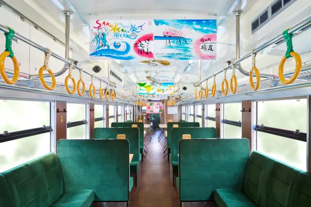 車内には沿線風景が描かれた水彩画が