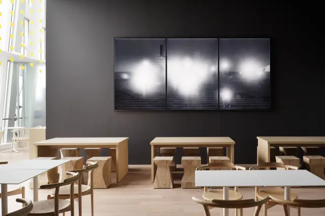 「光」をテーマにしたアート作品を展示する店内