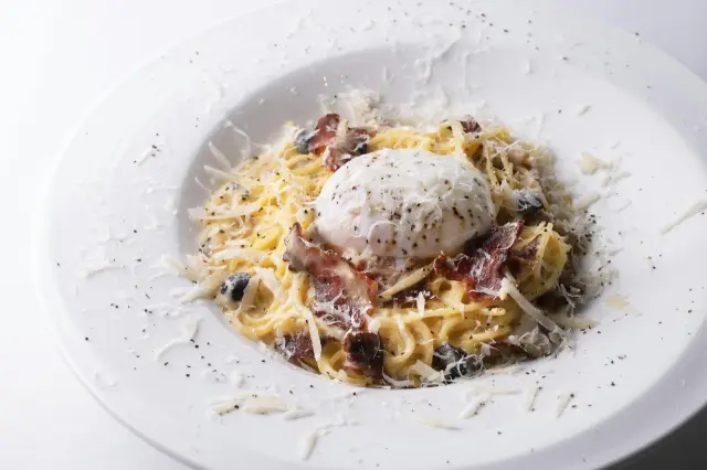 メニューはアート鑑賞後に軽く食べられるサンドウィッチやパスタなどが中心