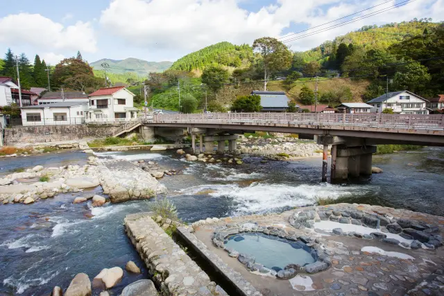 湯原温泉の「砂湯」は全国露天風呂番付で西の横綱にランクイン