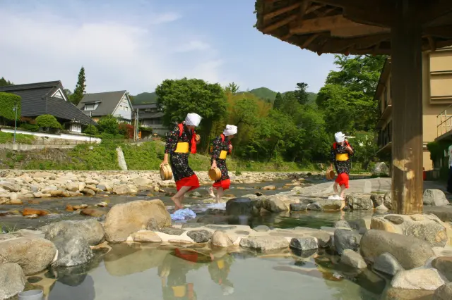 川岸に湧き出る温泉を利用した足踏みによる洗濯（奥津温泉）