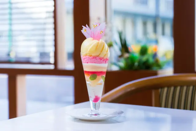 旬のフルーツを使ったパフェを提供するお店も多数