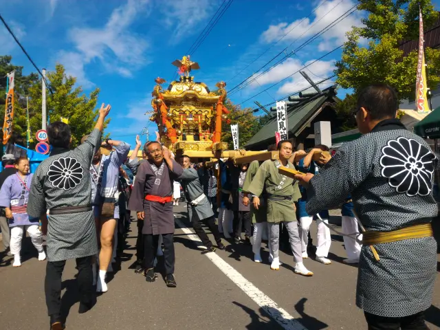 秋季例大祭では総勢約300人の行列と大神輿が市中を練り歩く