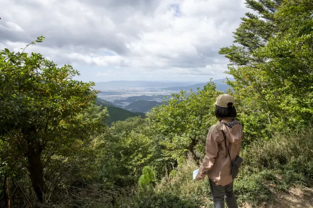 北山東部コースでは山間から京都の市街地を望む 提供：京都観光Navi