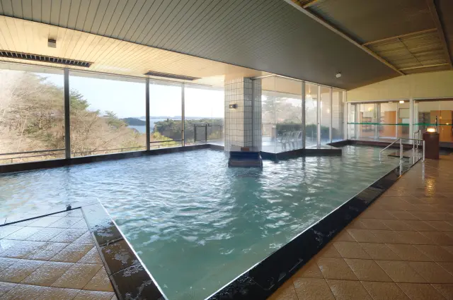 大浴場からも松島の島々を望む