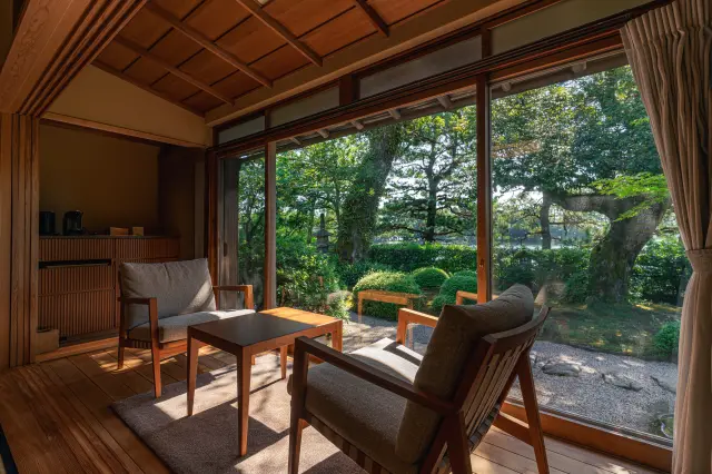 どの部屋にも庭園があり、その向こうに海が広がる