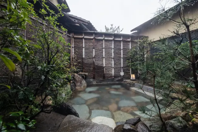 野趣あふれる露天風呂