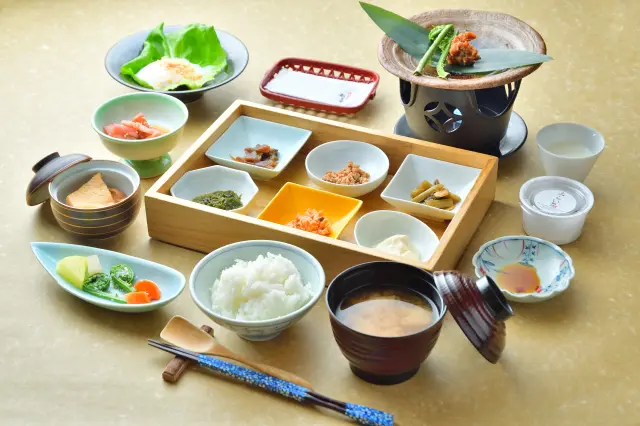 朝食は郷土料理を中心とした和定食