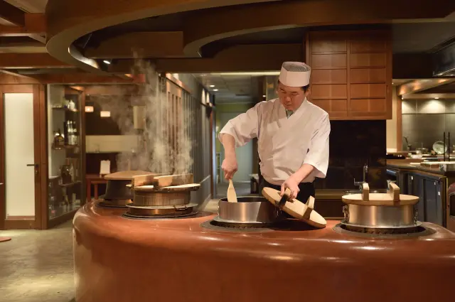 京都の昔ながらの台所を思わせるかまどが印象的なダイニング