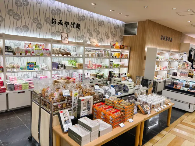 岡山名物や銘菓が並ぶおみやげ処