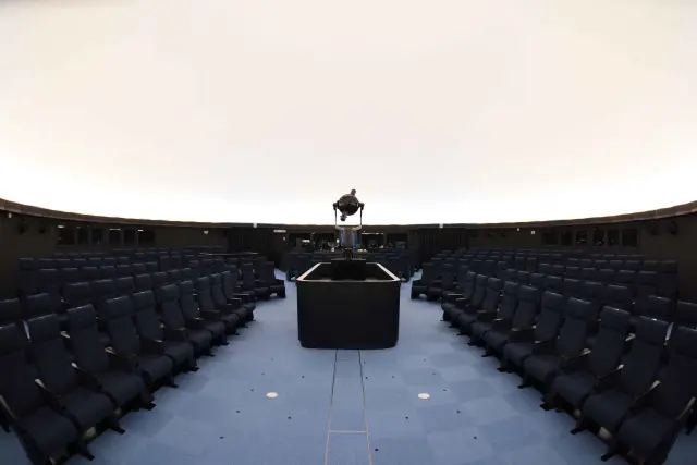 デジタル式・光学式のハイブリット投影機を使って美しい星空と迫力ある映像を映し出すプラネタリウム