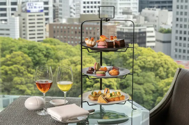 「ピエール・エルメ・パリ」のスイーツが並ぶアフタヌーンティーセット（数量限定・事前予約制）