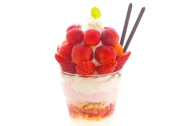 カフェで味わえる旬のフルーツたっぷりのパフェ
