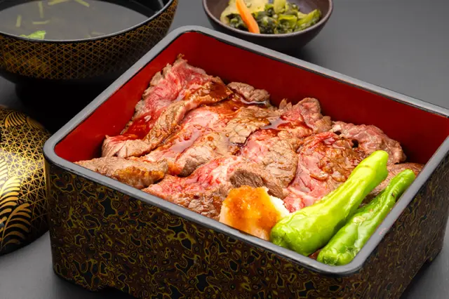 レストランで提供される山形牛ステーキ重