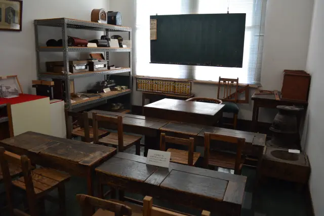 明治から昭和40年代の学用品を展示する小学校風の展示