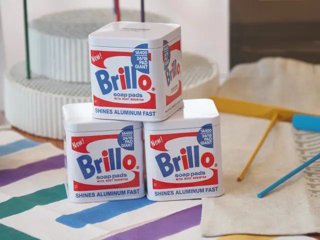ミュージアムショップでは美術館オリジナルグッズも豊富に揃う
