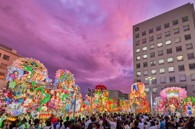 夜にはライトアップされ一層華やかに