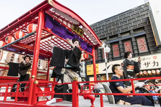 山車行列の最後を飾る花屋台