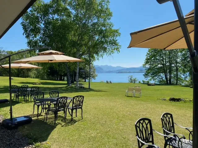 湖が目の前の絶景プライベートガーデン