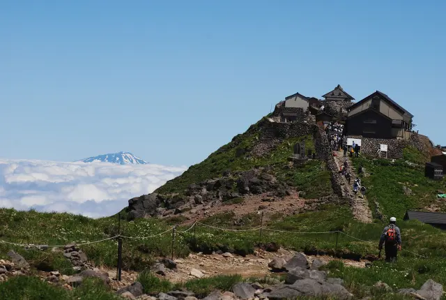 山頂に鎮座する月山神社本宮