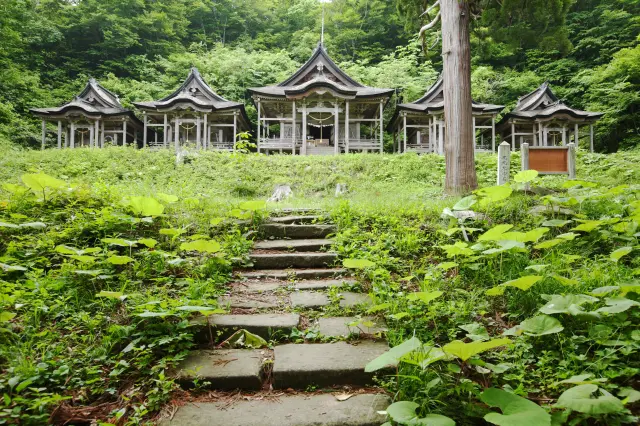 各社殿になまはげが1匹ずつ祀られている Ⓒ男鹿市