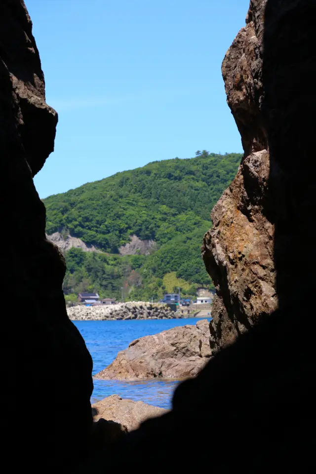 荒々しい岩場が続く海岸沿い Ⓒ男鹿市