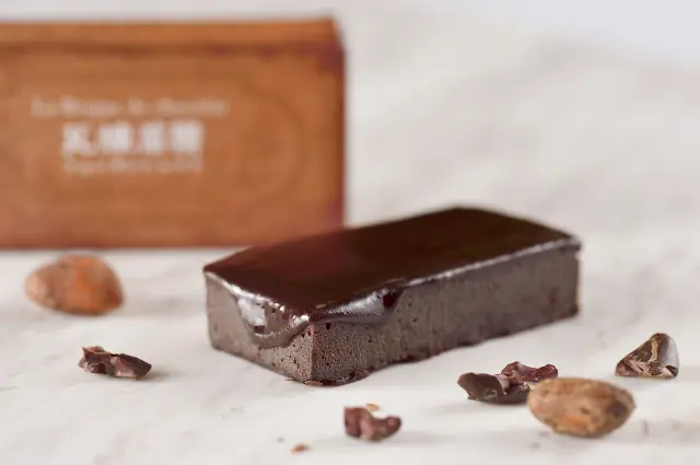 表面には、口溶けの良いチョコレートを層にしている