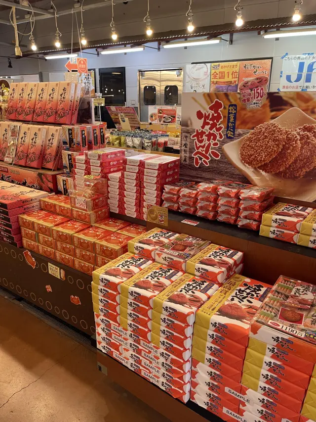 鳥取土産も豊富に揃うので、お土産選びにも立ち寄りたい
