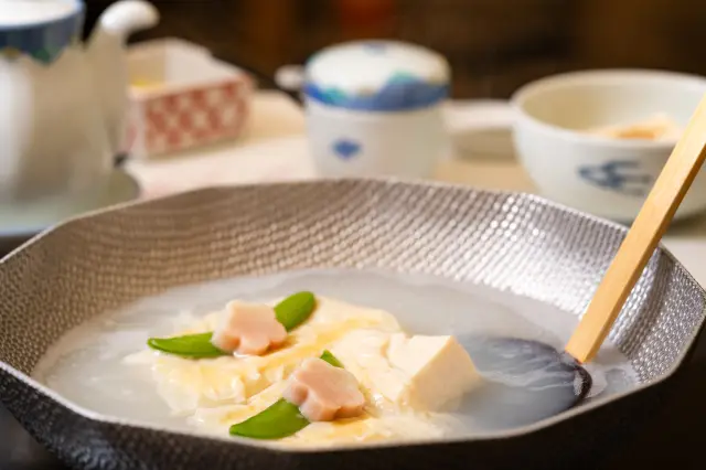 温泉水で煮込んだトロトロな食感を味わえる湯豆腐
