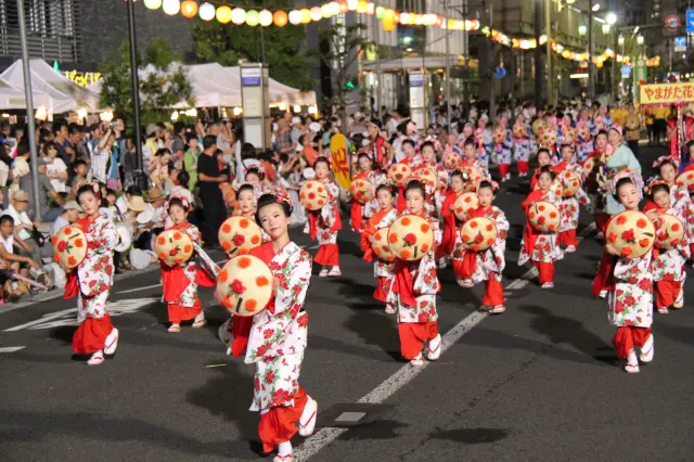 舞者们色彩缤纷的华丽服饰也是山形花笠祭的一大看点