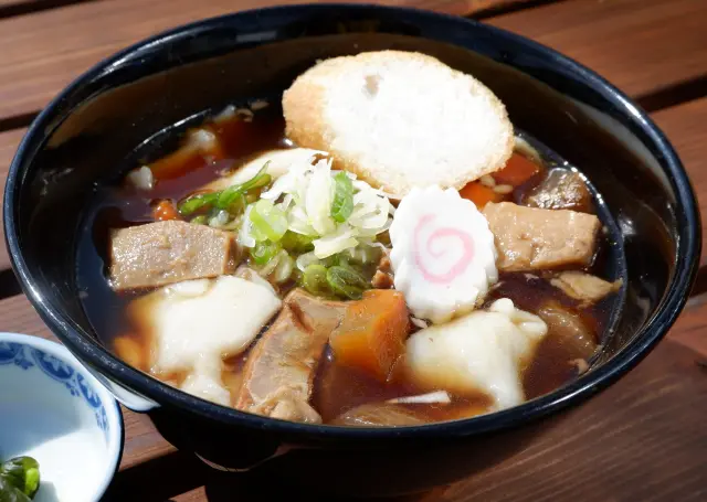 もちもち食感の「はっと」入り牛すじなどグルメも充実