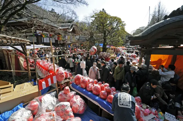 毎年約10万人の参拝者が訪れる