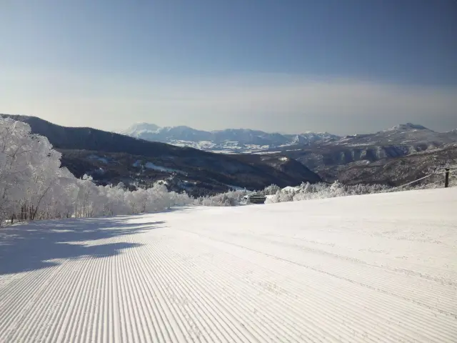 標高2.568mの雄大な浅間山が姿を見せる