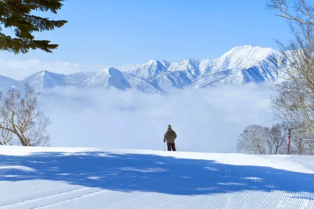 ゲレンデから美しい山並みを一望できる