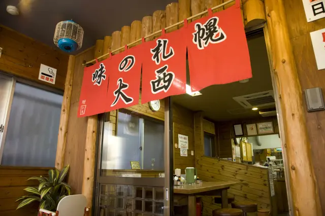 木材を多用し温かみのある店内
